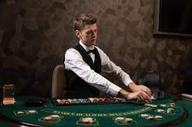 Antarmuka permainan Poker Indonesia di aplikasi mobile forwin77 menampilkan meja poker dengan pemain dari berbagai kota